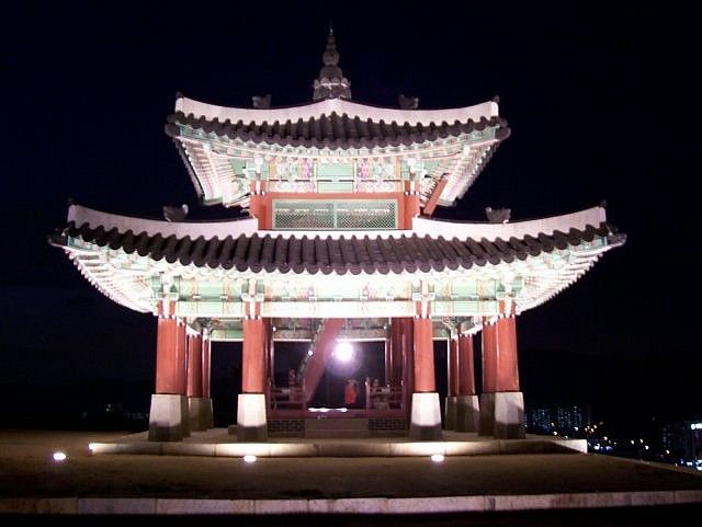 Forteresse hwaseong - Pavillon, de nuit