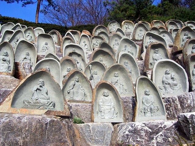 Temple Waujeongsa - Zoom sur des statuettes d'arhats