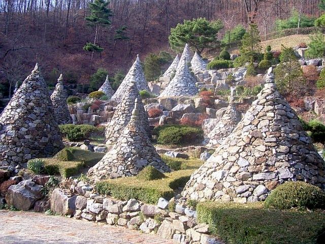Waujeongsa temple - Conical pile of stones