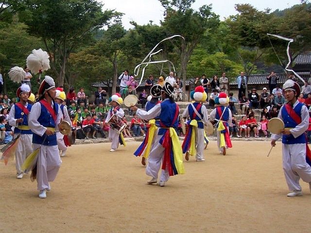 Yong-in folk village - Show of traditional dance, samulnori (2/4)