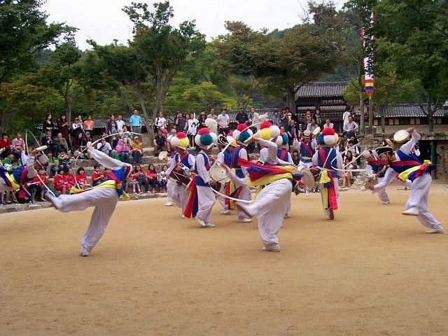 Yong-in folk village - Show of traditional dance, samulnori (3/4)