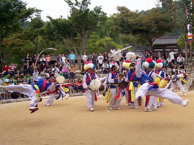 Yong-in folk village - Show of traditional dance, samulnori (4/4)