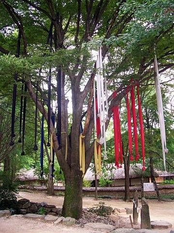 Village folklorique de Yong-in - Rubans avec pierre suspendus à un arbre