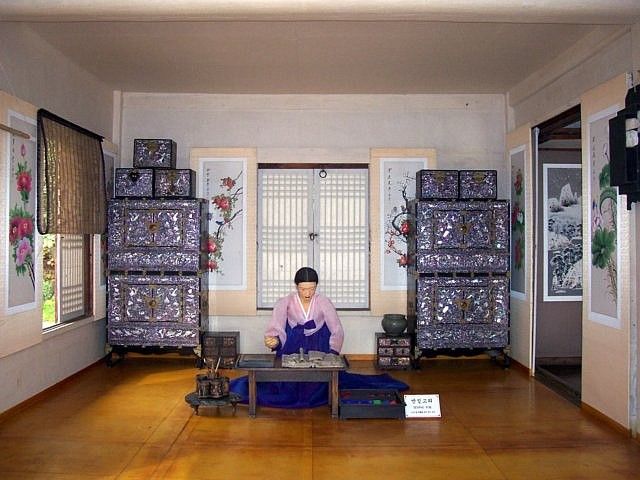 Yong-in folk village - Interior of a traditional house