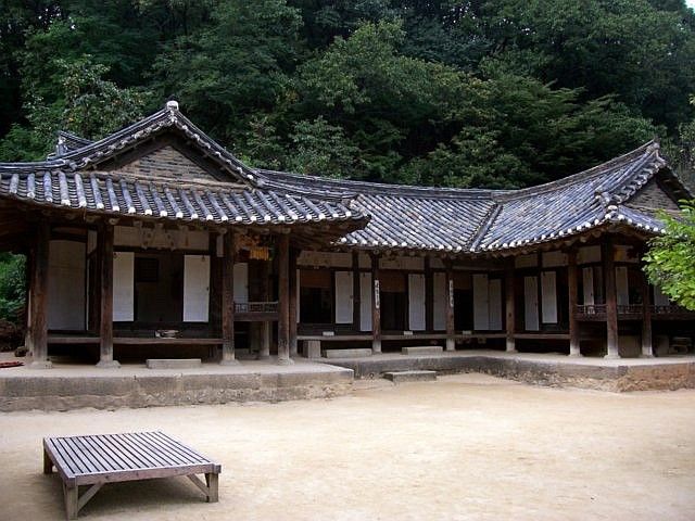 Yong-in folk village - U-shaped traditional house