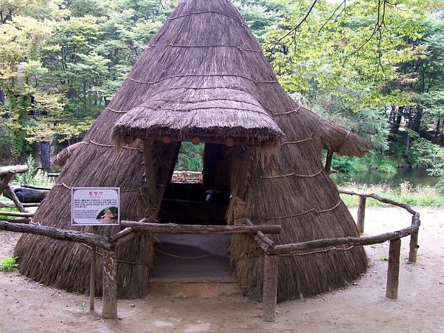 Yong-in folk village - Entry of a watermill