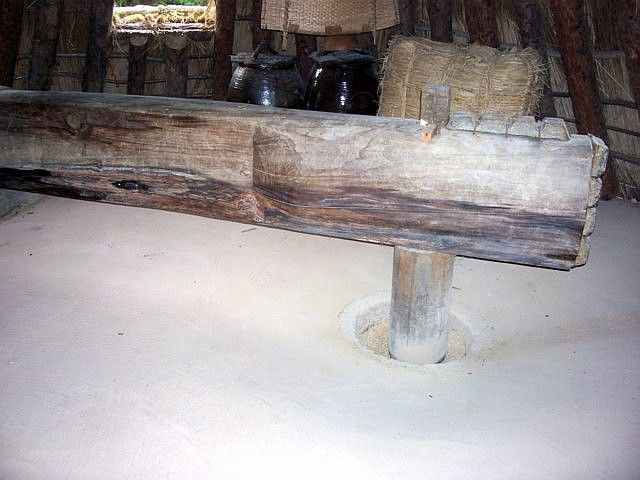 Yong-in folk village - Pounding rice by a rocking system