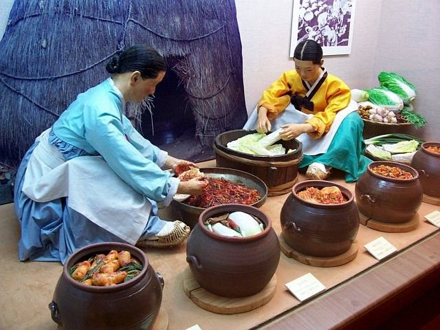 Yong-in folk village - Model on the preparation of kimchi
