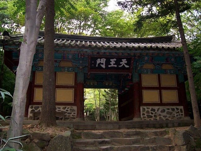 Yong-in folk village - Buddhist temple, gate of the Heaven kings
