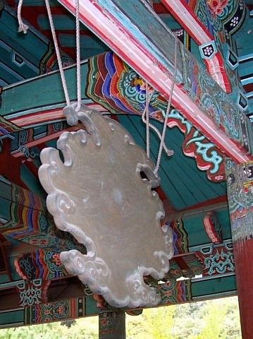 Yong-in folk village - Buddhist temple, cloud-shaped gong