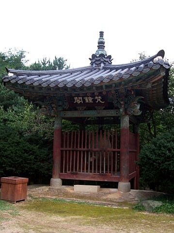 Yong-in folk village - Buddhist temple, bell