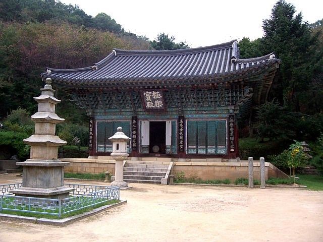 Yong-in folk village - Buddhist temple, hall, stupa and lantern