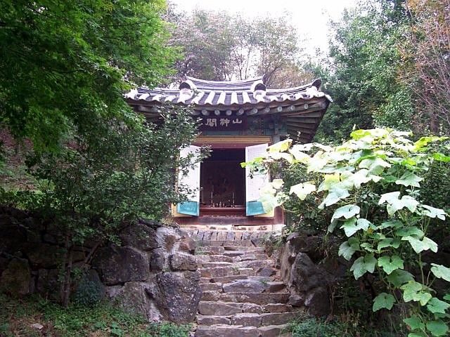 Yong-in folk village - Buddhist temple, shamanistic oratory