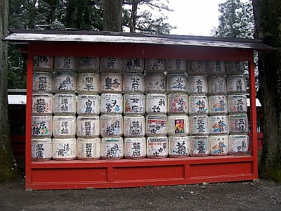 Offrandes de bidons de saké