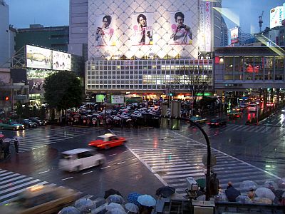 Carrefour sous la pluie