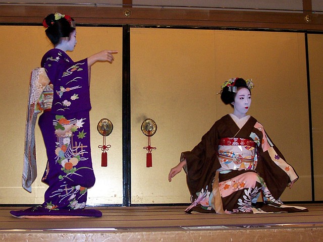 Gion corner - Apprentice geishas performing kyomai