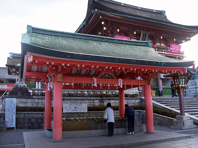 Sanctuaire Fushimi Inari - Fontaine aux ablutions (fontaine principale)