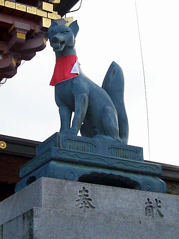Sanctuaire Fushimi Inari - Statue de renard avec boule de riz