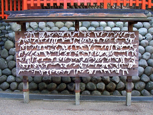 Sanctuaire Fushimi Inari - Portique aux omikuji