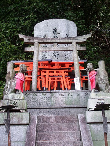 Sanctuaire Fushimi Inari - Tombe