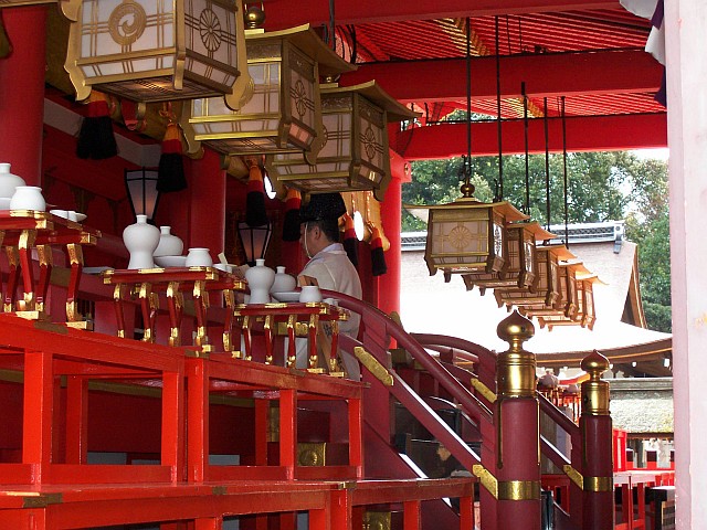 Sanctuaire Fushimi Inari avec prêtre shinto