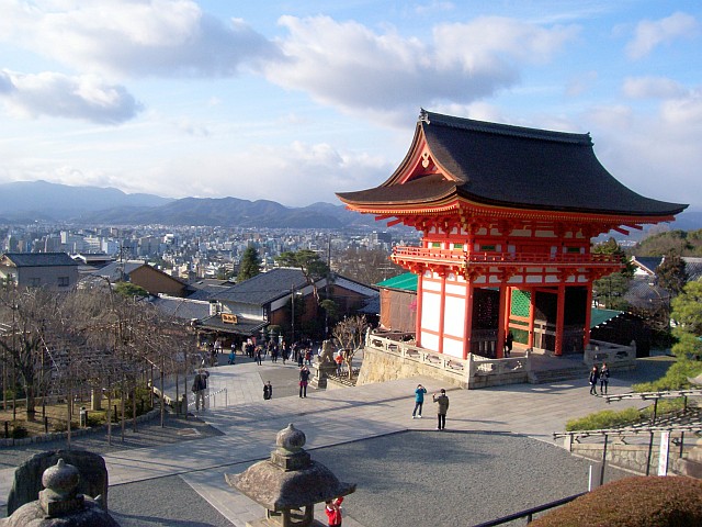 Temple Kiyomizu-dera - Vue surplombant Kyoto, de l'entrée