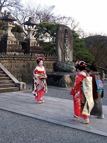 Kiyomizu-dera temple - Geishas