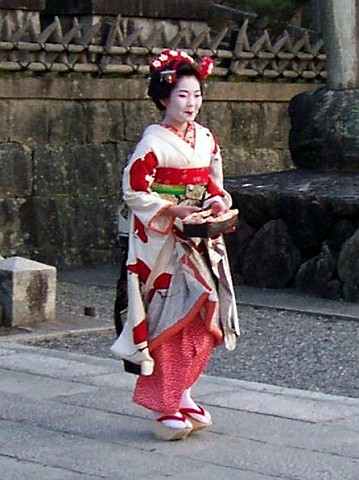 Geisha in Kiyomizu-dera temple