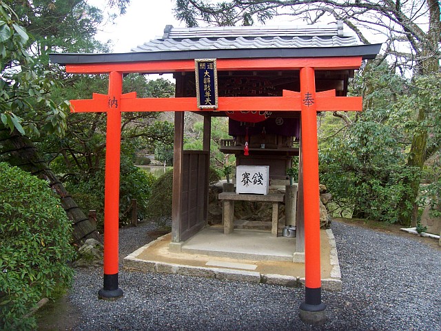 Ryoan-ji temple - Torii and masha (Shinto)