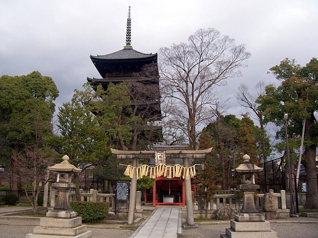Toji temple - Entrance of a Shinto shrine