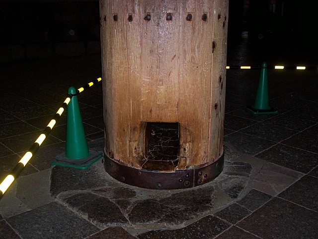 Todai-ji temple - Pillar with a hole