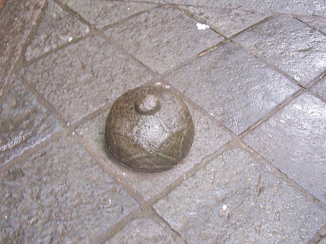 Taiyuin Byo shrine - Decoration on the ground (?)