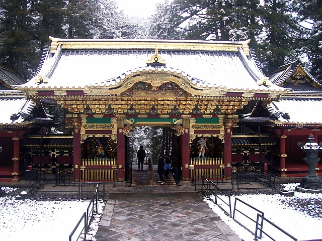 Sanctuaire Taiyuin Byo - Porte yashamon, vue de l'intérieur du sanctuaire