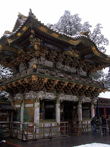 Sanctuaire Toshogu - Porte Yomeimon, vue de l'intérieur du sanctuaire