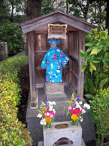 Temple bouddhiste Senso-ji - Statue bouddhiste habillée de bleu