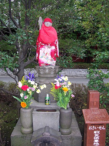 Temple bouddhiste Senso-ji - Statue bouddhiste habillée de rouge