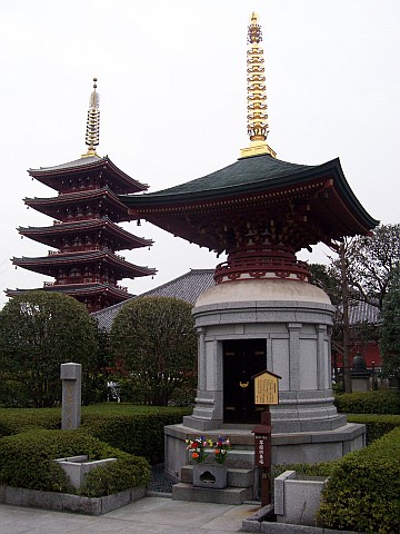 Senso-ji Buddhist temple - Rotunda