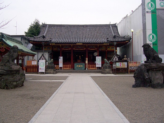 Senso-ji Buddhist temple - Little Shinto shrine