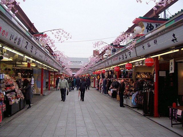 Senso-ji Buddhist temple - Shopping street