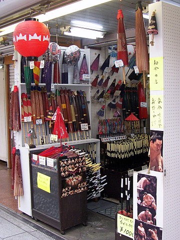 Temple bouddhiste Senso-ji - Boutique d'ombrelles traditionnelles