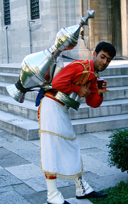 Vendeur de jus de cerise en costume traditionnel