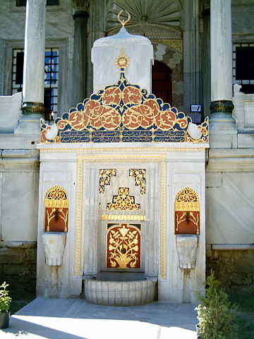 Topkapı palace - Decorated fountain