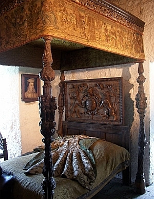 Château de Bunratty - Lit sculpté de la chambre du comte