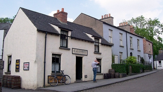 Bunratty folk village - Pub in a street of a 19th century village