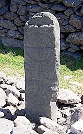 Dingle peninsula - Engraved stone pillar (a Celtic crosses precursory ?)