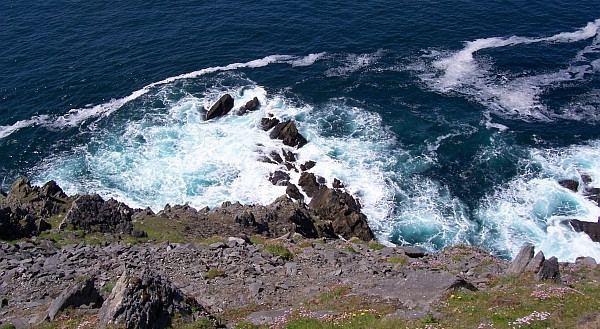Dingle peninsula - Eddies at the feet of dunbeg fort cliffs