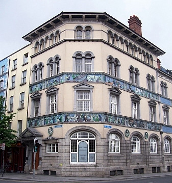 Dublin - Maison décorée de frises sculptées (sur une rive de la Liffey)