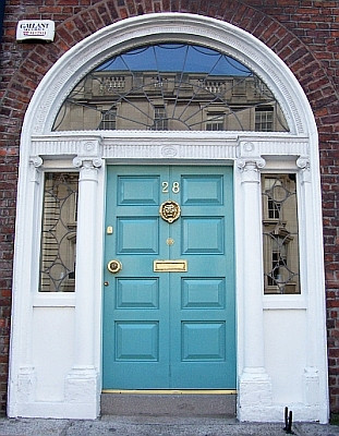 Door of a Dublin georgian house (view 4)
