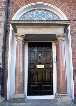 Door of a Dublin georgian house (view 8)