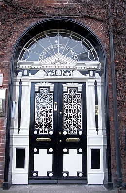 Door of a Dublin georgian house (view 10)